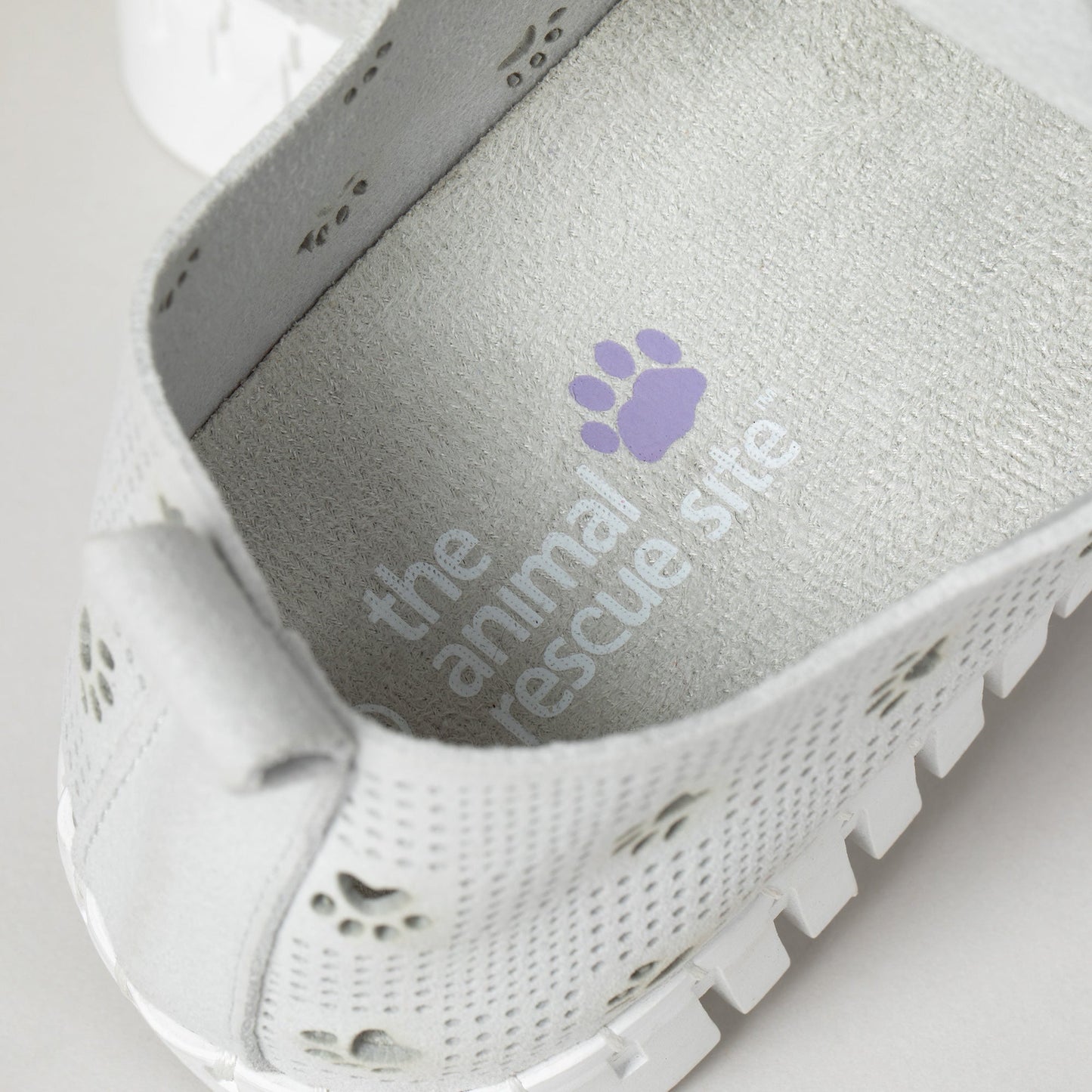 Cut-Out Paw Print Casual Sneakers