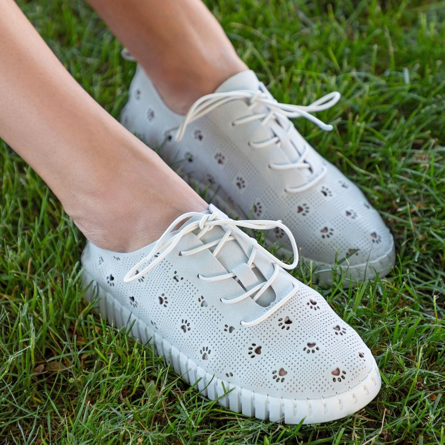 Cut-Out Paw Print Casual Sneakers